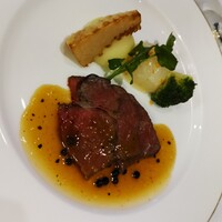 レストラン カスケード - .....四品目　国産牛ロース肉のロースト　グリーンペッパーソース　→Sちゃん.....