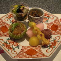 眞 - 鮟鱇の肝、水菜、椎茸、菊花、じゃこと万願寺唐辛子、焼銀杏、蕪すし。