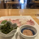 麺と向かって鰹 - トッピングが先にテーブルへ届く。