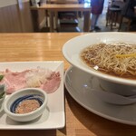 麺と向かって鰹 - トッピングは、白木耳。たまねぎのみじんぎり、海苔、鰹削り節、そして、とろけるお肉。