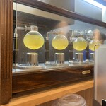 麺と向かって鰹 - 黄金に輝く鰹出汁たち。