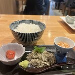 麺と向かって鰹 - 最後は、お茶漬けにして楽しむのが、このラーメンの醍醐味。