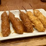 串かつラブリー - 串カツ 左はドテ味