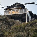 CHIKICHIKI & TANTAN - 江ノ電の線路沿いから見るお店