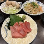 唐揚げ 一筋 - 値段不明のおすすめマグロとナムル、例のうずら。マグロはおすすめということでしたがメニューは見つけられず。。。