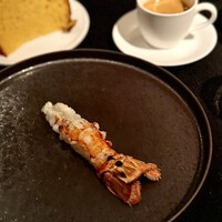 ラ・ロカンダ ザ・リッツ・カールトン京都 - 赤座海老のビスクと蒼菓のブリオッシュ。
                    これには、海外の皆様も目を見開いていらっしゃいました♪
                    よくもまぁ、約40本もご用意できたなと感心します。
                    この日のお料理の中で、やっぱりダントツの一番でした！
