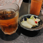 とんかつ こめ山 - 麦茶とお新香