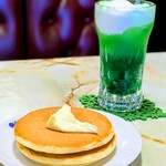 めるへん - クリームソーダ　450円  　ホットケーキ　400円