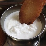 南インド料理 レジナ - 揚げることでイドゥリのヘルシーさは無くなりますが、ザクザク食感で美味しい！(ココナッツチャトニにつけていただきます)