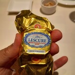 ビストロ オザミ - 高そうなバター。値段は見てない。クリーミーで美味しかったです！！