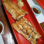 “白焼き” 3,600円（税込）。山葵と生姜が添えられています。