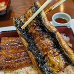 炭焼うなぎ 加茂 - 皮目はサクサクで身はふんわりで美味しいですョ！