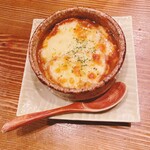 煮込みや まる。 - チーズ、バゲットたっぷりのグラタン
