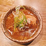 煮込みや まる。 - 薬味投入後の煮込み