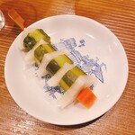 煮込みや まる。 - 大根、きゅうり、にんじんの串刺し