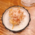 煮込みや まる。 - 長芋串刺しに鰹節