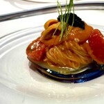 JINBO MINAMI AOYAMA - 追加注文）スペシャリテの〝カペッリーニ〟フルーツトマトのソース､生ウニ､イタリア産キャビアを添えて｡凄く凄く美味しかったです。