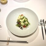 JINBO MINAMI AOYAMA - 自家製生ハム、残春初夏野菜サラダ仕立て｡仕上げに新玉ねぎのドレッシングをかけてくれます。