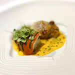 JINBO MINAMI AOYAMA - 本日の鮮魚）ハタを低温調理｡トマトソース､ハーブのソース､上にはマイクロバジルを添えて｡黄色のソースは白ワインをベースに酸味のあるサフランソース｡花ズッキーニの中にモッツァレラチーズ､アンチョビ等｡