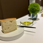 JINBO MINAMI AOYAMA - 自家製フォカッチャ①