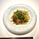 JINBO MINAMI AOYAMA - 手打ちパスタ｡ソースはジェノベーゼ｡牛すね肉と新玉ねぎをブイヨンや白ワインでじっくり煮込んだソースで和えています。上にはバジルのペーストも添えています。