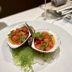 JINBO MINAMI AOYAMA - 赤貝のカルパッチョに↑の発酵させた唐辛子、ジャム状唐辛子､西瓜が入っています。辛さと西瓜の甘さが本当に美味しくていっぱい食べたいくらいです。