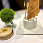 JINBO MINAMI AOYAMA - 左手は先程の蓋を取ったひよこ豆のペースト｡パネカラサウという､薄いパン（右手）につけて食べます。