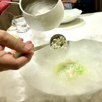 JINBO MINAMI AOYAMA - テーブルで仕上げるメロンのドルチェ｡液体窒素で凍らせたココナッツミルクのムースをかけます。アーモンド風味のジェラートやパンナコッタ､シート状のゼリーで艶やか｡目でも愉しませてくれる美味しいデザート｡