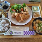 コメ・カフェ - 気まぐれランチ　(からあげ)