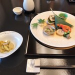 おやど瑞月 - 先付（筍と独活木の芽和え）、前菜（サーモン笹寿し、赤貝酢味噌、信田巻き、蛍烏賊沖漬け、煮海老、鮑柔煮、もろ胡瓜）