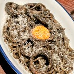 俺のイタリアン - イカ墨が決め手”クロボナーラ”