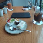 コンラッド　エグゼクティブ ラウンジ - チェックイン待ちでいただいたドリンクとアフタヌーンティーのサンドイッチやスイーツ