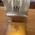 ニューヨーク パーフェクト チーズ 東京駅店 - 紙袋も黄金！