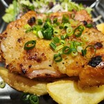 カジュアルダイニング楽 - 鶏もも肉のニンニク塩麹焼き
