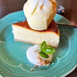 ザズ プランテ エ カフェ - チーズケーキアイス乗せ