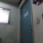 吟味シテ醸ス - 2階の出入口