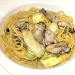 トラットリア アルモメント - 【セコンドピアット】牡蠣と春キャベツのパスタ。