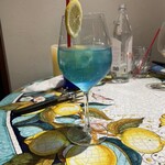 ピッツェリア エ オステリア パドリーノ - ブルーが光るナポリアズーリ