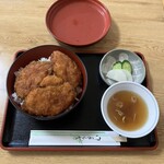銀華亭 - 鶏ソースかつ丼　税込800円　　　　　　　　　　　　醤油ラーメンと同じスープと漬物付