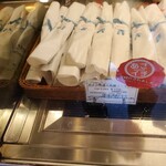 キュルノンチュエ - 一番人気　白カビ熟成の乾燥ソーセージ
      10分以上常温に置いて頂くと脂の旨みが倍増
      白カビの香り 薫香を纏った肉 人肌で溶ける脂身が重なった旨みの塊は強く主張する赤ワインにも負けてない
      次回も必ず購入