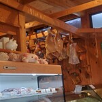 キュルノンチュエ - Gケース奥の天井には生ハムの原木
