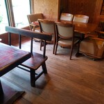 キュルノンチュエ - 店内の重厚なテーブルや椅子は飛騨の家具