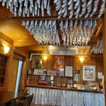 キュルノンチュエ - 店内の天井から吊るされた乾燥ソーセージは圧巻