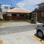 マジュン・リッカ - 店前に3台、こちらに2台駐車可能