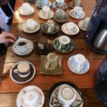 マジュン・リッカ - コーヒーはセルフだけど、好きなカップが選べるんだ