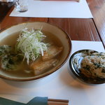 ランチのアーサそばにはジューシーのおにぎり付き