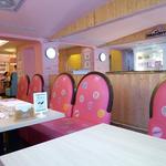 Hello Kitty SWEETS - キティちゃんのソファー、奥には「サンリオピューロランド」と同じリボンのついたソファーがあります