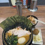 家系ラーメン王道家直伝 との丸家 八千代店 - 