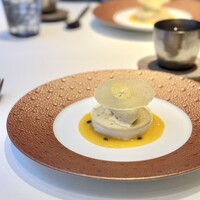 レストラン リューズ - 「タヒチ産バニラアイス　ココナッツのムース　ホワイトチョコガナッシュ　オパリーヌ　パッションフルーツのソース」