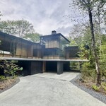 NOT A HOTEL KITAKARUIZAWA - ガラス張りのモダンなデザイン